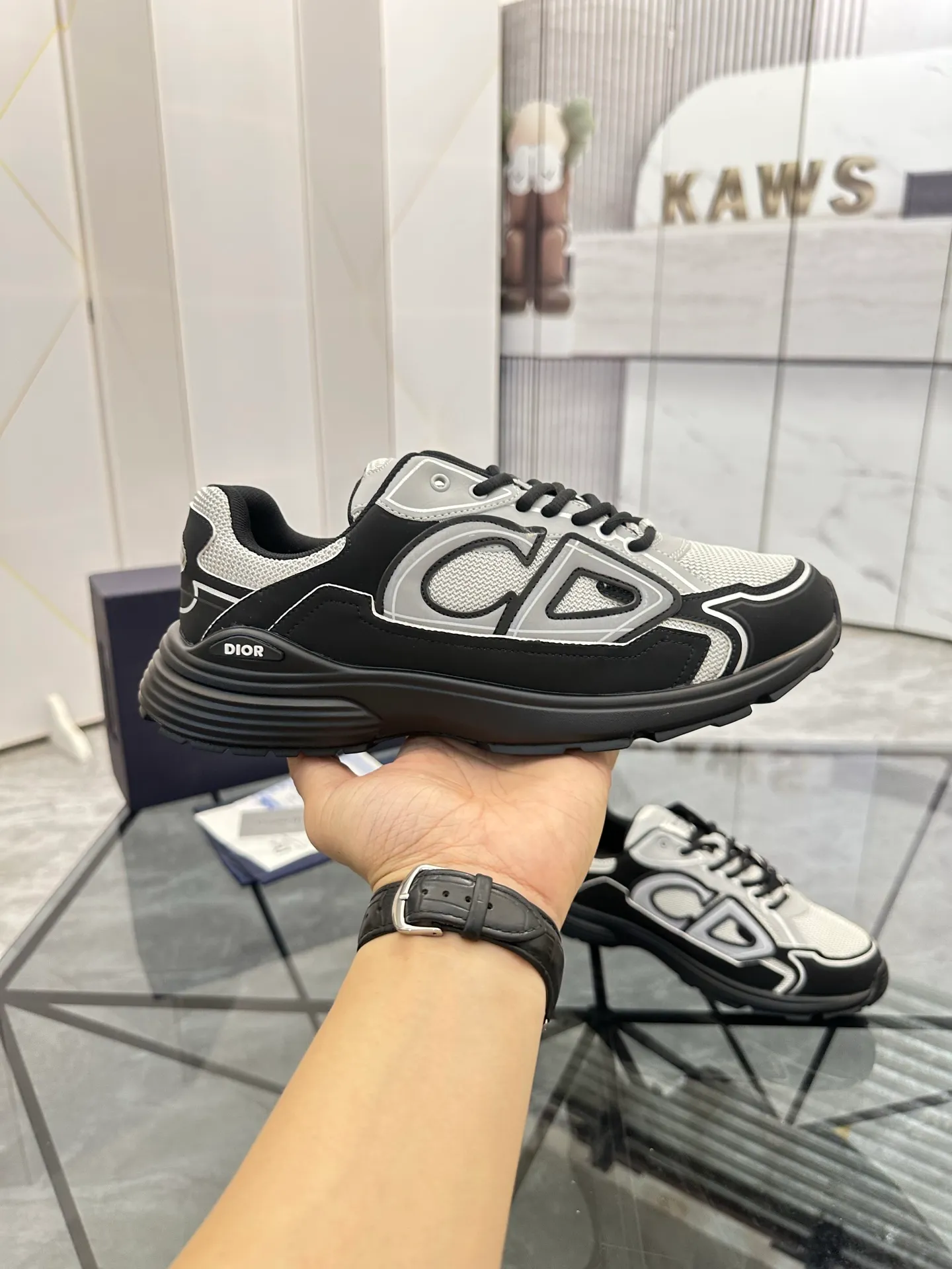 Men's shoes: 💰P400¥ Available in Guangzhou Product trademark: Dior* "Dior*" low-top casual shoes Regular size: 35-46 (can be customized to 47) Couple style Product materials: Upper imported cowhide stitched with original fabric, breathable lining, ultra-light foam original outsole. No.: 007
